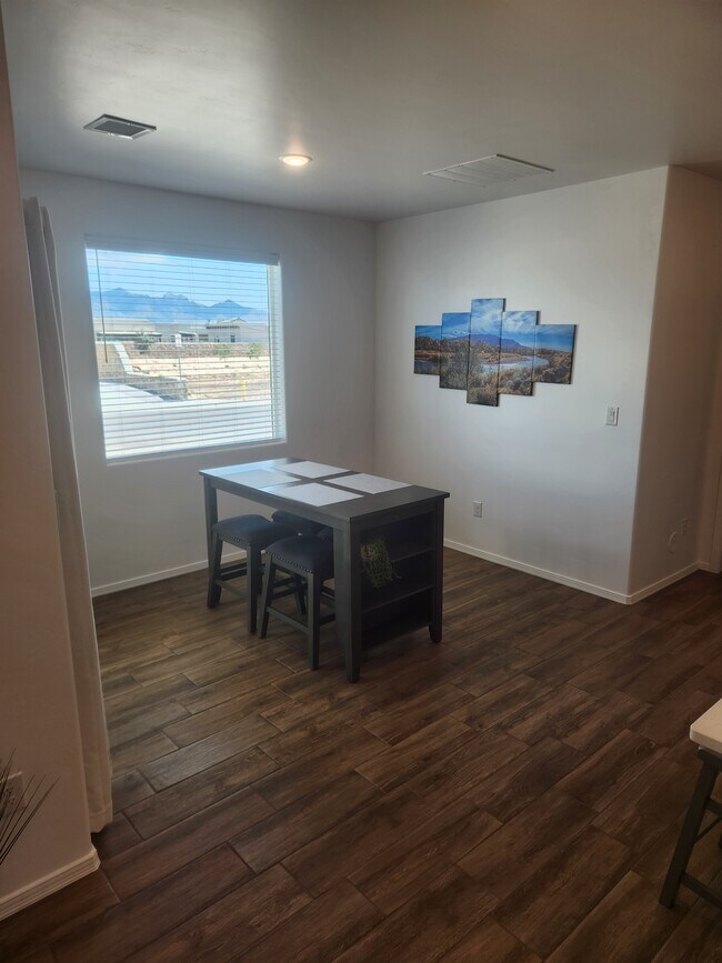 Building Photo - 3098 Gladstone St