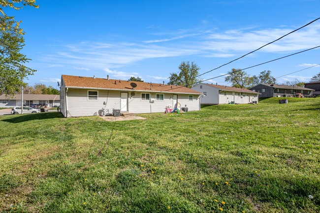 Building Photo - *MOVE IN SPECIAL* $250 Off First Full Month's Rent OR Free 55in TV! Beautiful 2BR/1BA Duplex in I...