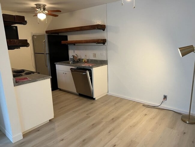 Building Photo - Great One Bedroom Condo Golden Oaks Monterey