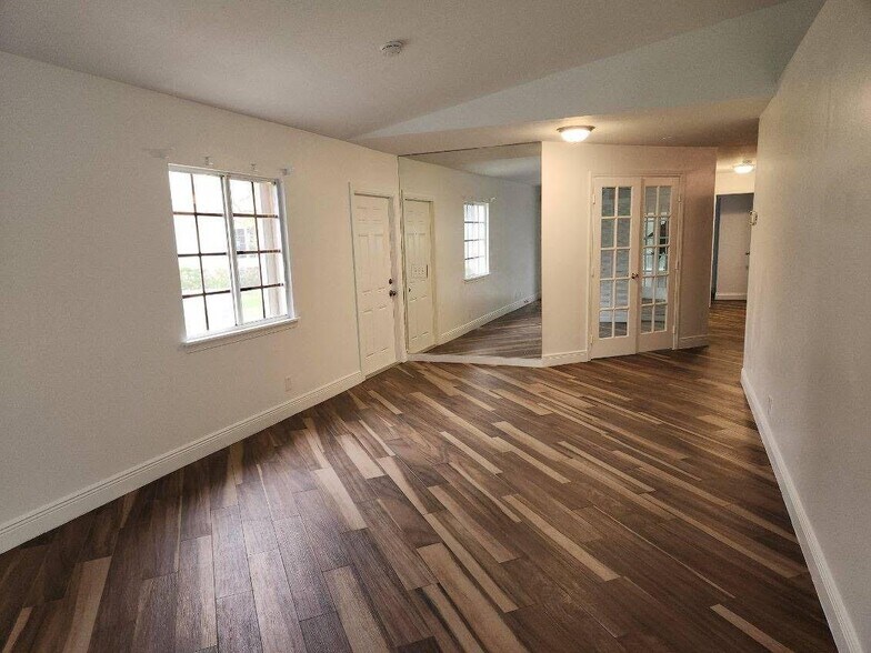 Building Photo - 4967 SW 32nd Ave