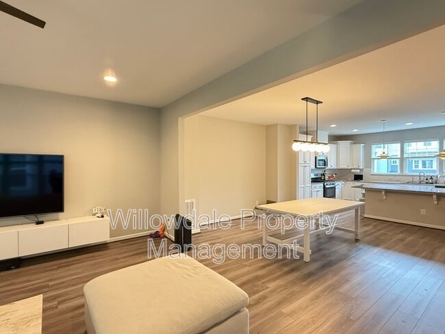 Building Photo - 1059 Lathrop Ln