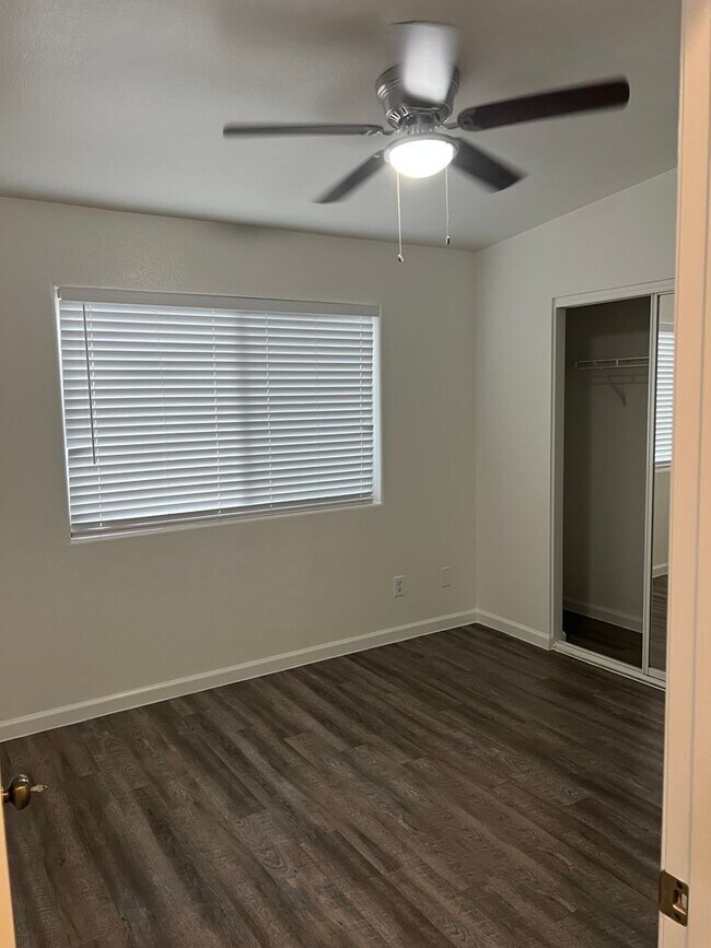 Building Photo - 1548 N Valencia Ct