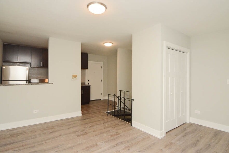 Building Photo - 755 W Cornelia Ave