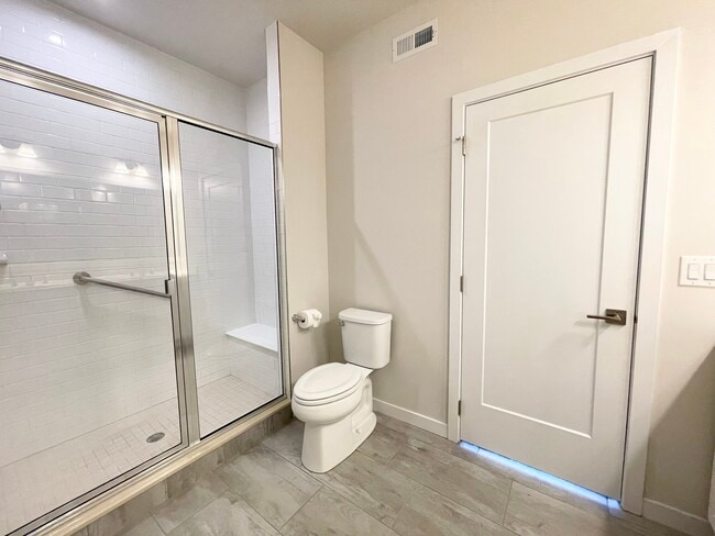 Building Photo - 1104 Whipple Rd