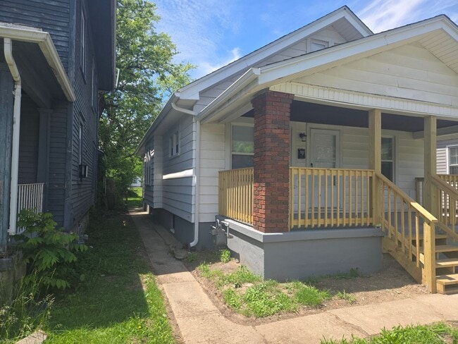 Building Photo - 3 Bedroom 1 Bathroom Single Family Cape Co...