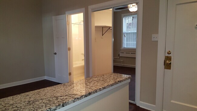 Building Photo - 432 W Belmont Ave