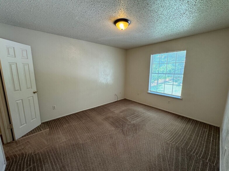 Building Photo - 4501 Westcliff Rd