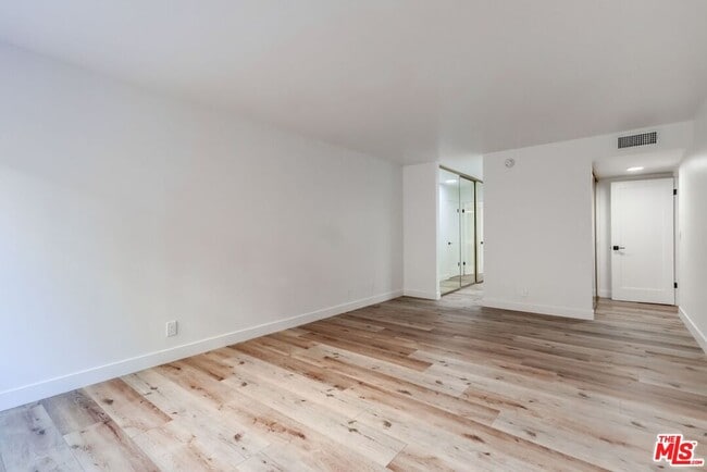 Building Photo - 435 N Oakhurst Dr