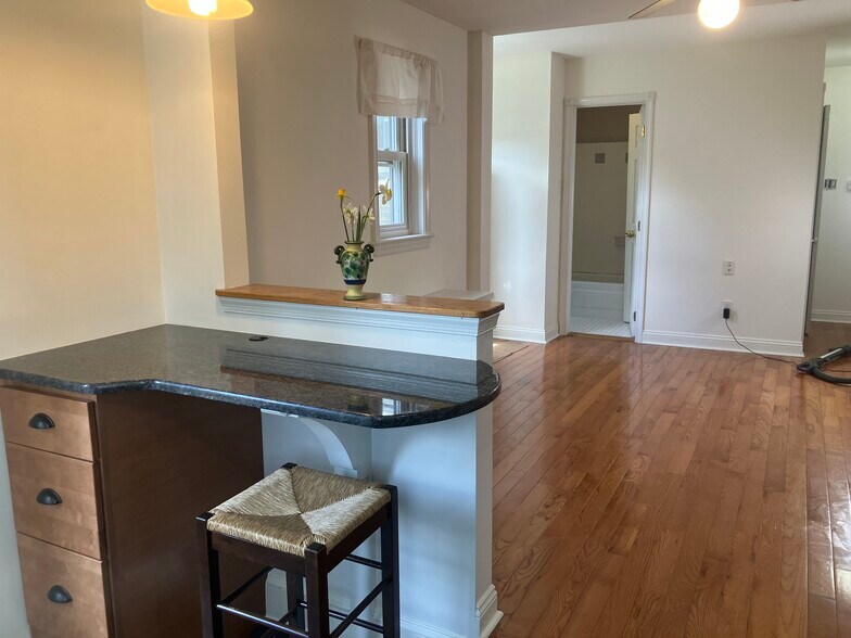 Building Photo - 430 E Franklin St