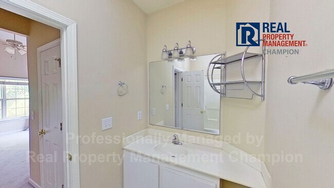 Building Photo - Charming Townhome with Split Floorplan