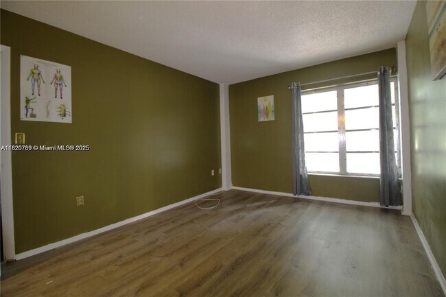 Building Photo - 4168 Inverrary Dr