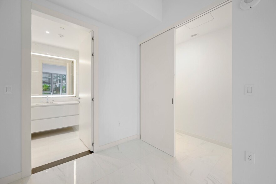 Building Photo - 300 Biscayne Boulevard Way