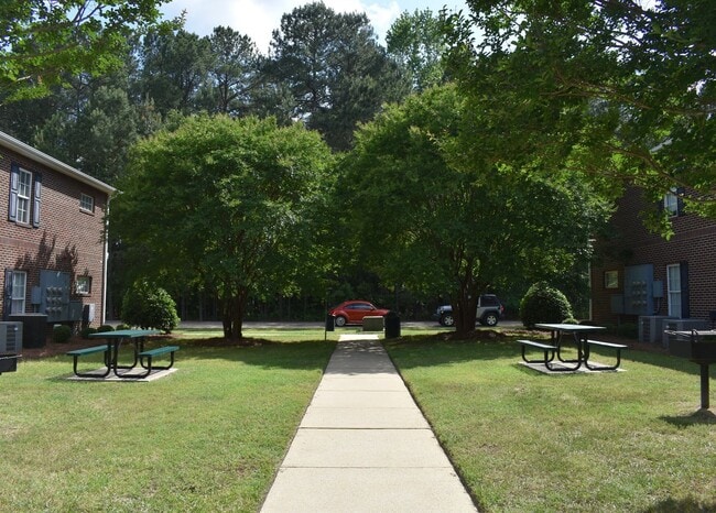 Building Photo - ONE-3 BED/3 BATH UNIT AVAILABLE AUGUST 15TH!