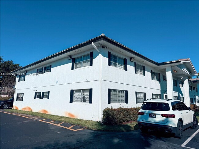 Building Photo - 4280 Woodside Dr