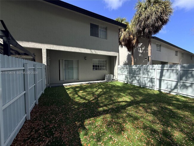 Building Photo - 11810 NE 19th Dr