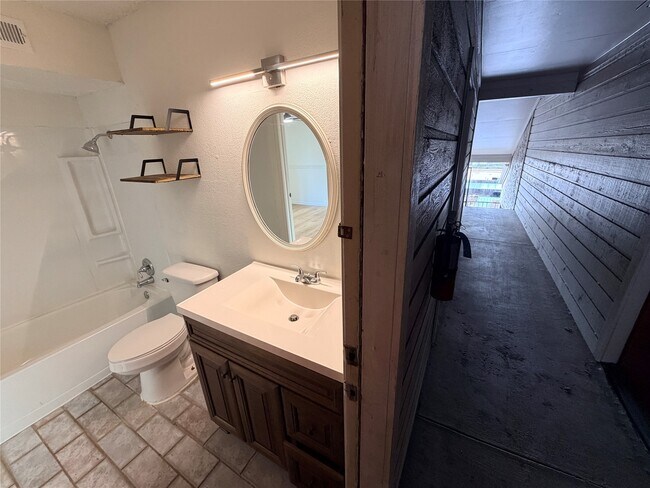 Building Photo - 10855 Meadowglen Ln