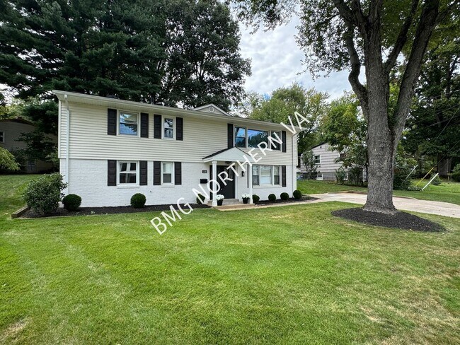Building Photo - 1109 Hillcrest Dr SW