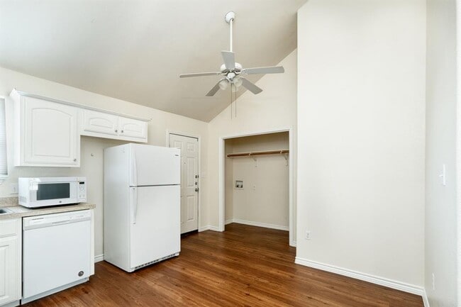 Building Photo - 108 Live Oak Cir