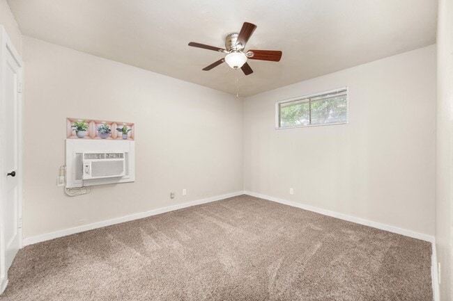 Building Photo - Charming One Bed One Bath In the Garden Di...