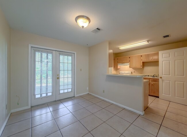 Building Photo - 696 Timberwood Cir E