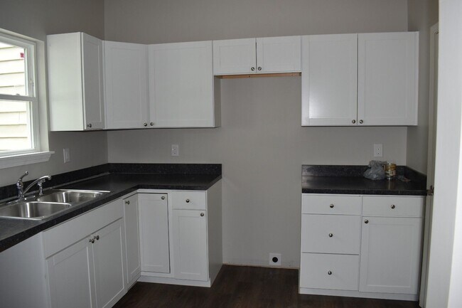 Building Photo - Nice 3 Bedroom 1 1/2 Bath Newly Renovated Shelby Park Home!