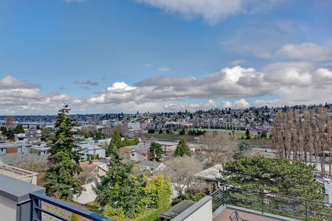 Building Photo - 3bd/3.5ba Seattle Townhome