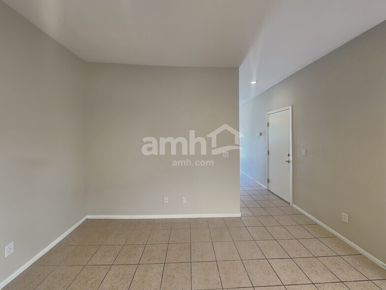 Building Photo - 902 Blue Rosalie Pl