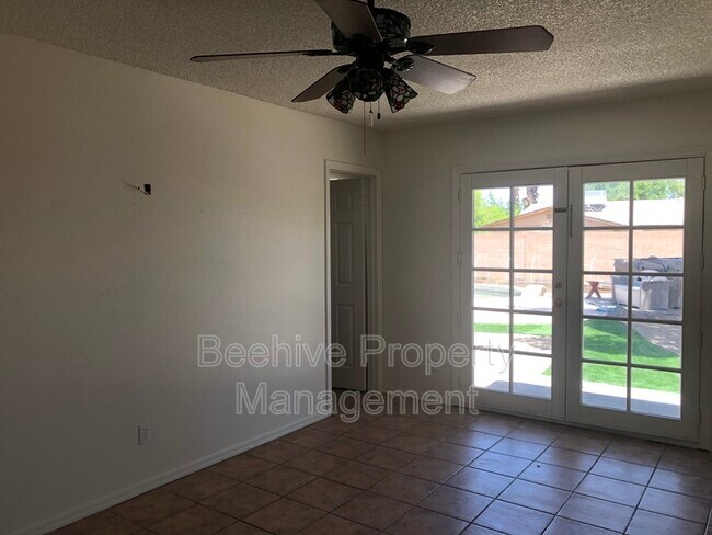 Building Photo - 4022 E Pecan Rd