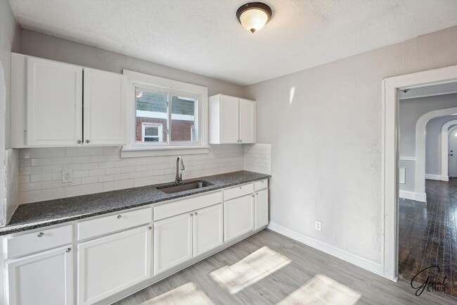 Building Photo - 3 bedroom 2 bath $1375