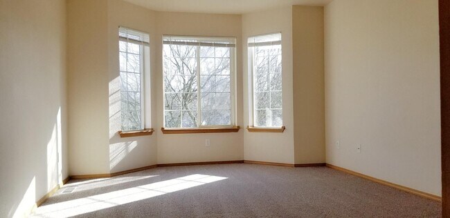 Building Photo - Refreshed and Move in ready 04/20/2026 - 4 bedrooms in Lacey - North Thurston School district.