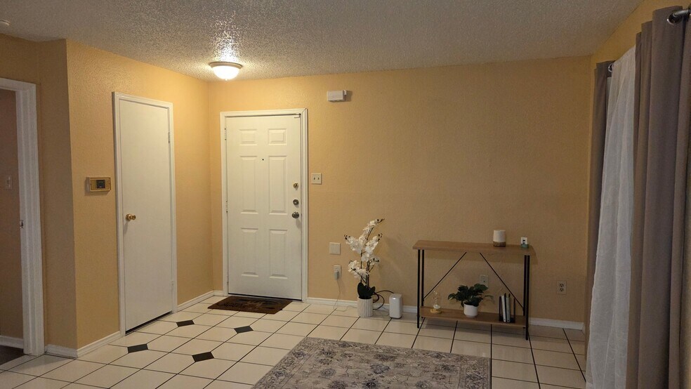 Building Photo - 2750 Holly Hall St