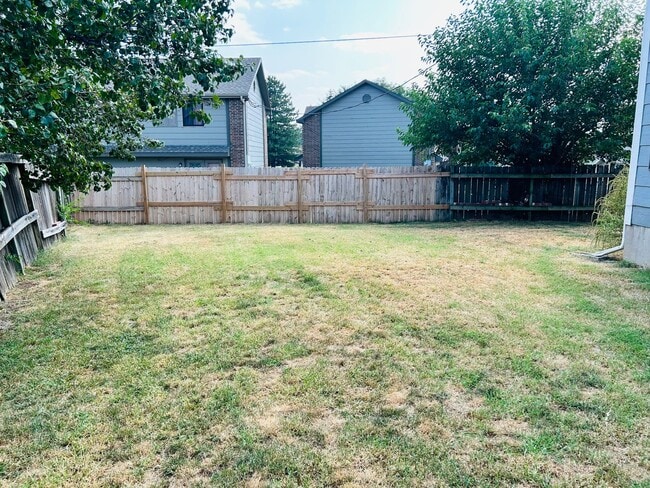 Building Photo - Convenient Location, Spacious Home