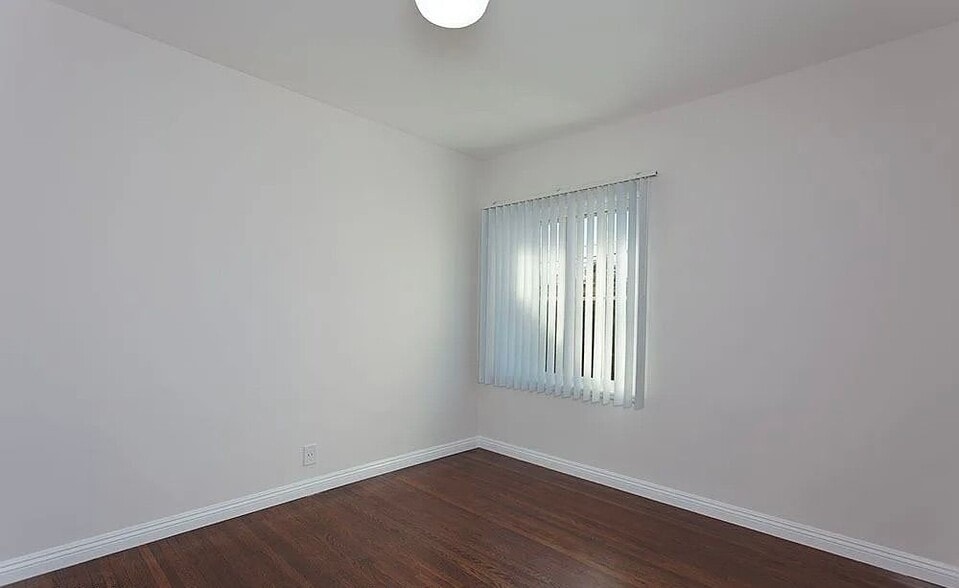 Building Photo - 2001 Linda Rosa Ct