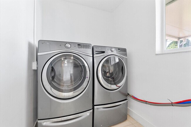 Building Photo - 1353 SE 7th Ct