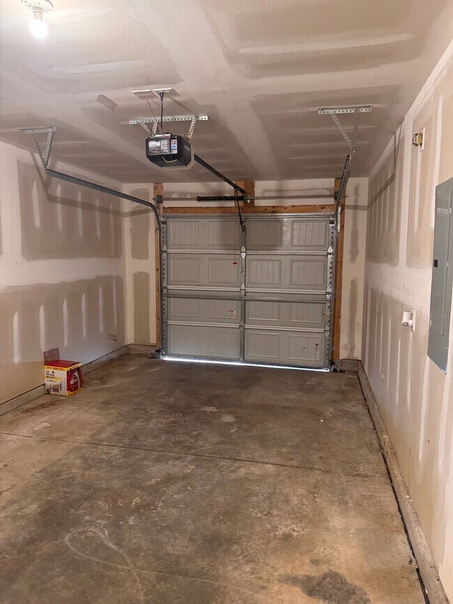 Building Photo - 2 STORY 3 BED, 2.5 BATH HOME LOCATED IN DENTON!!