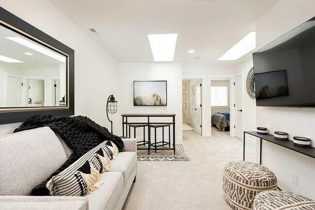 Building Photo - Eastside townhome in the desirable Petrosa neighborhood