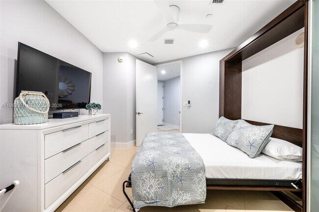 Building Photo - 15901 Collins Ave