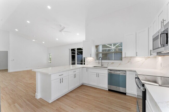 Building Photo - 897 Dickens Pl