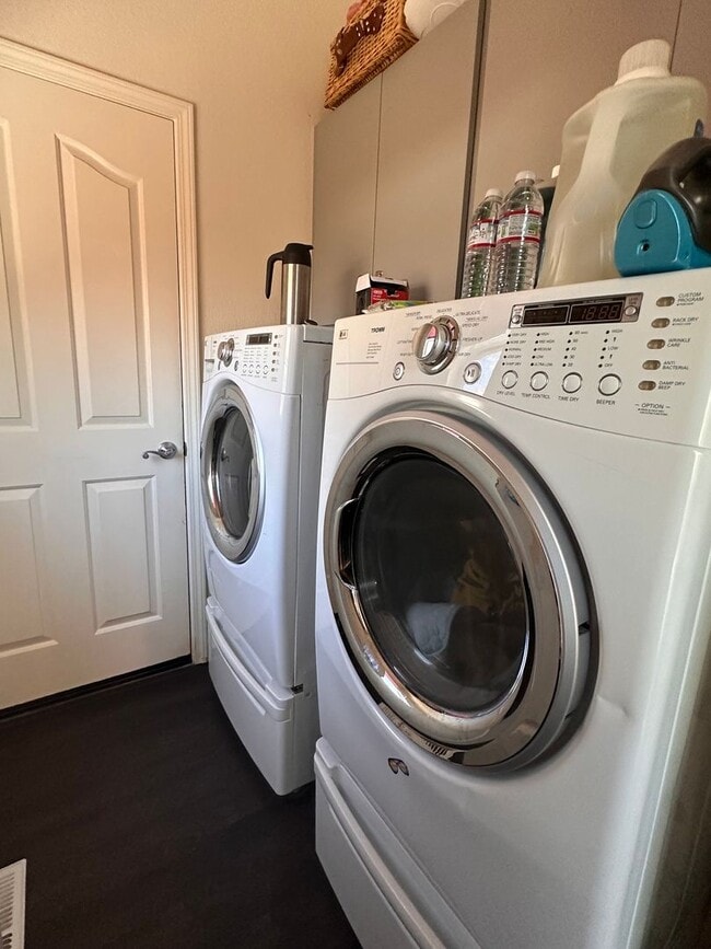 Building Photo - Beautiful Golf Course Home Located on a Cul de Sac