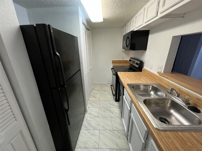 Building Photo - 9471 Pagewood Ln
