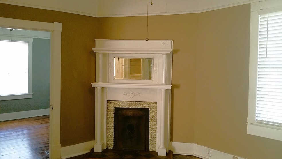 Living Room -Original hardwood floors,Levolor blinds,decorative fireplace, & ceiling fan with light - 1215 Java Pl