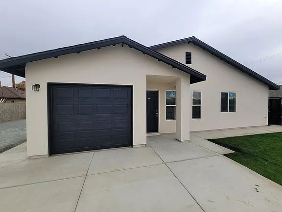 Building Photo - Freshly painted home, LVP flooring, close to schools, park, and shopping. Quiet neighborhood near...