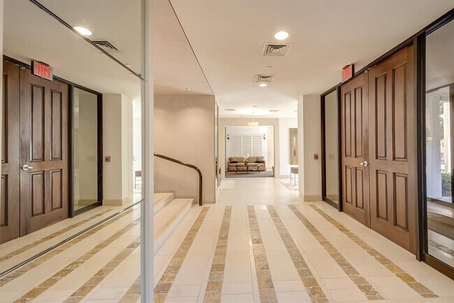 Building Photo - 5001 Woodway Dr