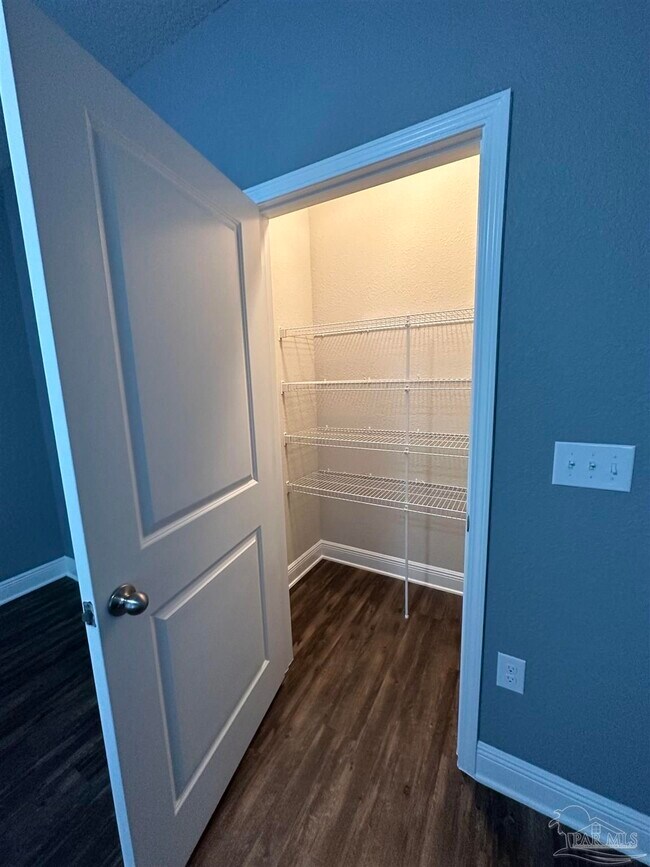 Building Photo - 841 Oak Aly