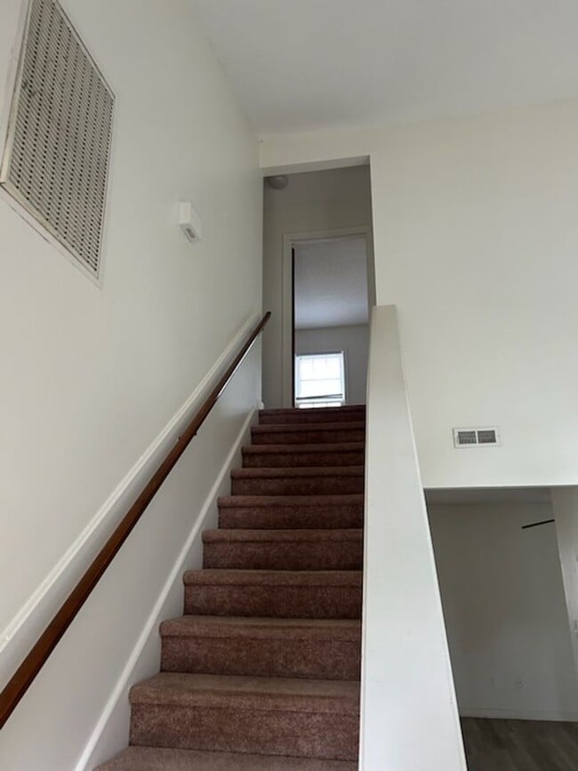 Building Photo - 2 bedroom 2 1/2 bathroom