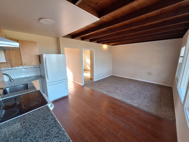 Building Photo - 140 N Lakeview St