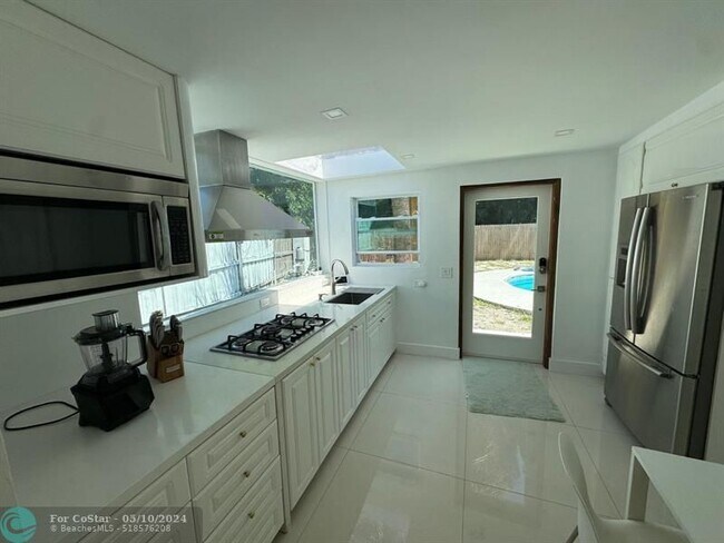 Building Photo - 327 Lancaster St