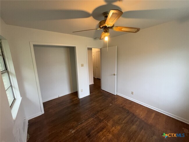 Building Photo - 3312 Lake Travis Ave