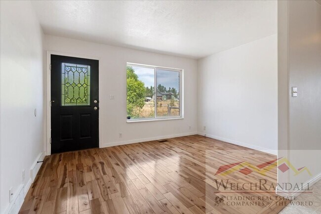 Building Photo - Spacious Single Family Home With Attached ...