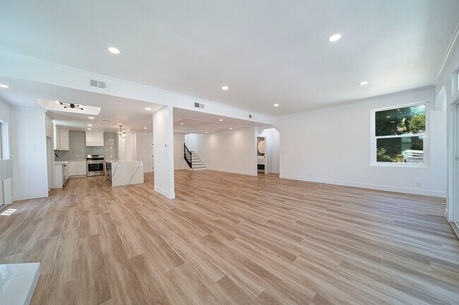 Building Photo - 9455 Hillhaven Ave